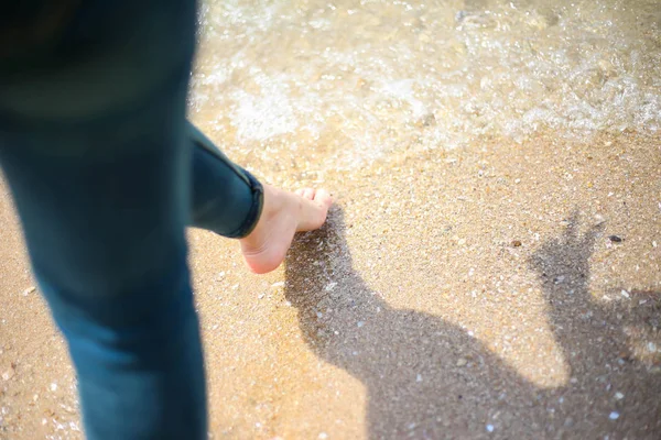 Füße Wasser Des Meeres Reisekonzept — Stockfoto