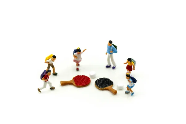 Minyatür insanlar: öğrenci ve çocuk masa tenisi ya da pon, eğitim spor kavramı bir oyun oynuyor.