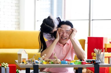 Anne-baba ve küçük çocuk eğleniyor hediyeler Noel ağacı kapalı, mutlu Noeller ve mutlu tatiller yakın:.