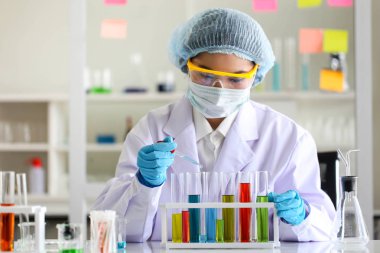 Kimyasal tüp geliştirme ve eczane laboratuvar, Biyokimya ve araştırma teknoloji kavramı.