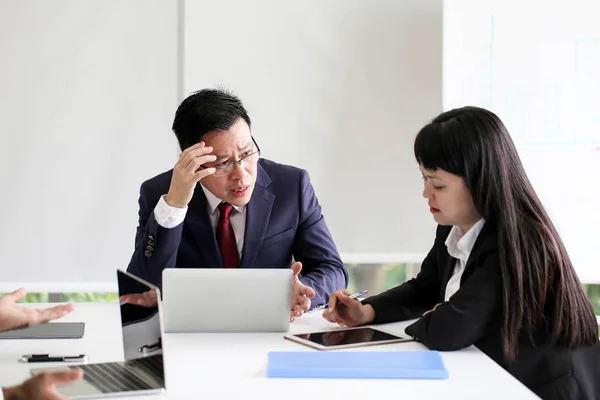 Zły Człowiek Niezadowolony Senior Business Azji Spotkanie Dyskusji Działa Biuro — Zdjęcie stockowe