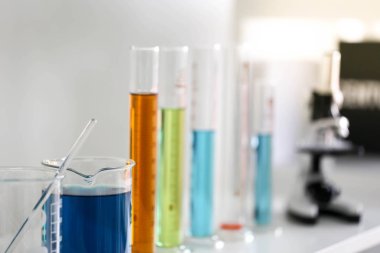 Kimyasal tüp geliştirme ve eczane laboratuvar, Biyokimya ve araştırma teknoloji kavramı.