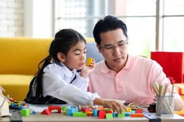 Anne-baba ve eğlenceli bir oyun eğitici oyuncaklar, Aile kavramı olan küçük çocuğun.