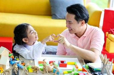 Anne-baba ve eğlenceli bir oyun eğitici oyuncaklar, Aile kavramı olan küçük çocuğun.