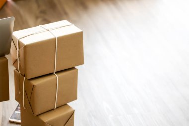 Start ile küçük işletme girişimci KOBİ ambalaj, e-ticaret teslim hizmet anlayışı Online alışveriş sepeti online pazarlama alışveriş.