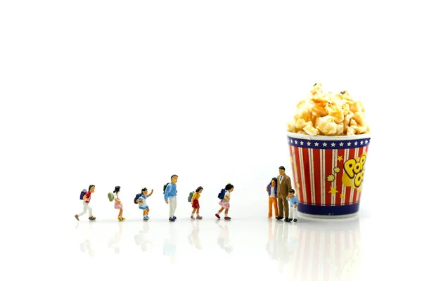 Miniaturmenschen Kind Mit Popcorn Ess Und Spaßkonzept — Stockfoto