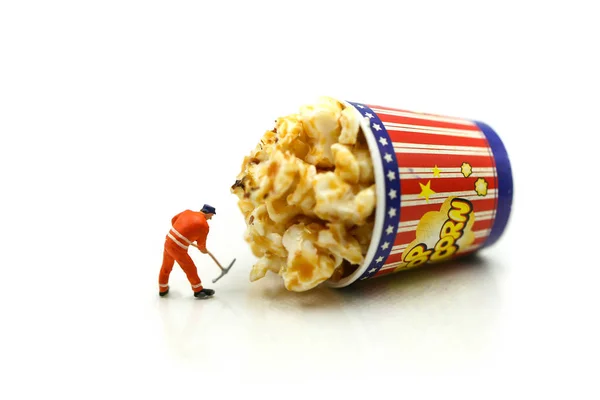 Miniaturmenschen Arbeiter Buddeln Mit Popcorn — Stockfoto
