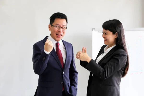 Empresario Mostrando Pulgares Hacia Arriba Concepto Negocio Exitoso — Foto de Stock