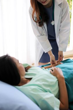 Güzel bir kadın doktor hastaların kan basıncı kontrol.