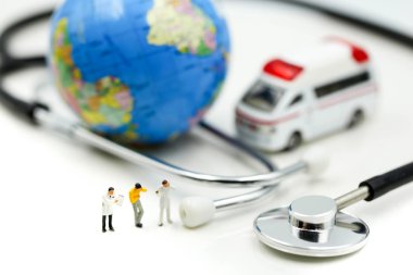 Minyatür insanlar: doktor ve ambulans ve stetoskop, sağlık kavramı ile hasta ayakta.