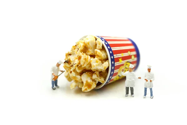 Miniaturmenschen Koch Und Freund Mit Popcorn — Stockfoto