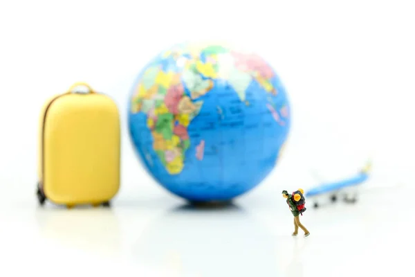 Personas Miniatura Viajeros Con Mochila Pie Equipaje Miniatura Con Mapas — Foto de Stock