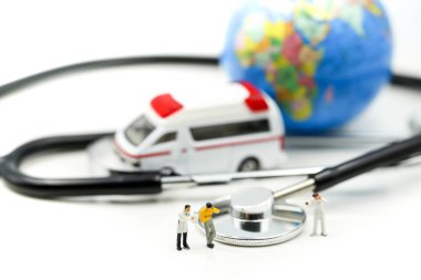 Minyatür insanlar: doktor ve ambulans ve stetoskop, sağlık kavramı ile hasta ayakta.