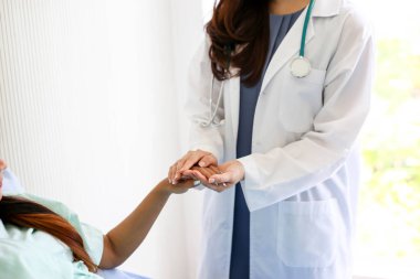 Güzel gülen tıp doktoru kadın stetoskop hasta tartışırken, sağlık kavramı ile.