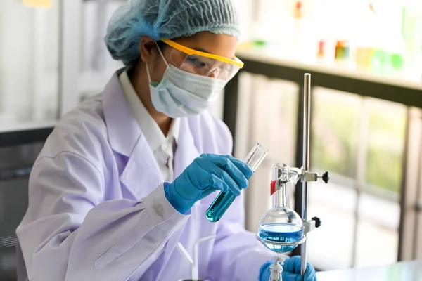 Kimyasal tüp geliştirme ve eczane laboratuvar, Biyokimya ve araştırma teknoloji kavramı.