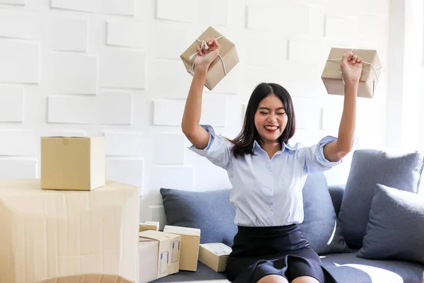 Genç Asyalı kız freelancer başlangıç adresi işyerinde karton kutu üzerinde yazma, alışveriş online küçük iş girişimci KOBİ veya serbest nakliye küçük işletme sahibi kadar olduğunu