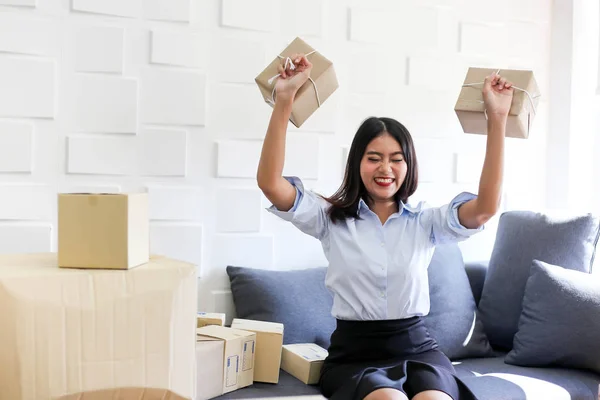 Joven Chica Asiática Freelancer Puesta Marcha Propietario Una Pequeña Empresa — Foto de Stock