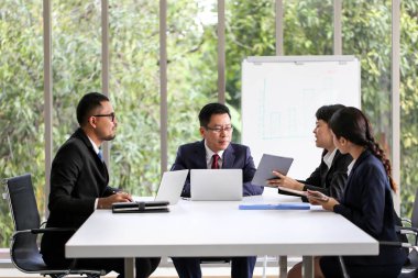Çalışma Office kurumsal başarı ekip çalışması kavramı beyin fırtınası toplantı, iş insanlar toplantı iletişim tartışma.