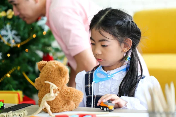 Anne-baba ve eğlenceli bir oyun eğitici oyuncaklar, Aile kavramı olan küçük çocuğun.