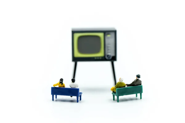 Personas Miniatura Padres Familia Viendo Televisión Casa Concepto Entretenimiento — Foto de Stock