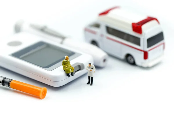 Minyatür Insanlar Doktor Sağlık Görevlisi Hastaya Ambulans Tıp Ambulans Kavramı — Stok fotoğraf