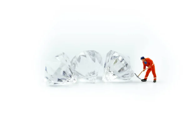 Miniatyr personer: arbetar skärande diamant, diamant fräsar co — Stockfoto