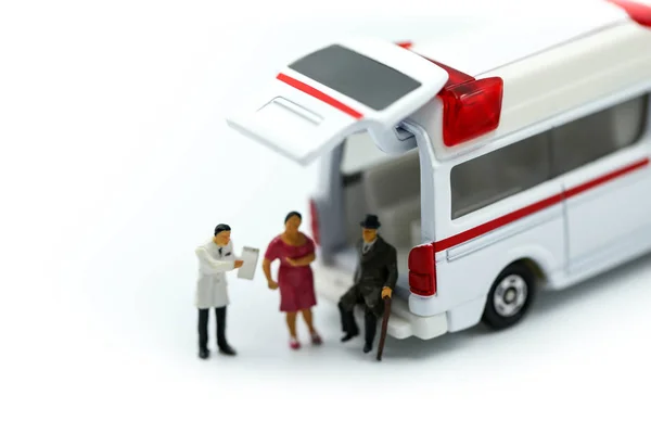Minyatür insanlar: doktor ve sağlık görevlisi hastada için katılıyor — Stok fotoğraf