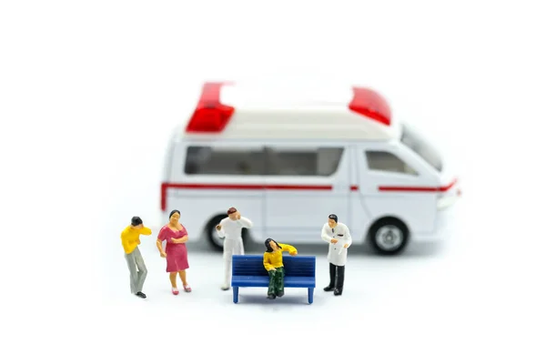 Minyatür insanlar: doktor ve sağlık görevlisi hastaya ambulans, tıp ambulans kavramı katılıyor