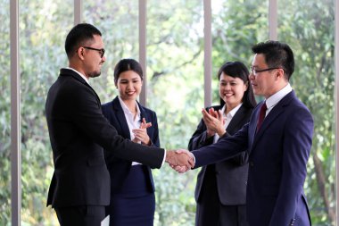 Çalışma Office kurumsal başarı ekip çalışması kavramı beyin fırtınası toplantı, iş insanlar toplantı iletişim tartışma.