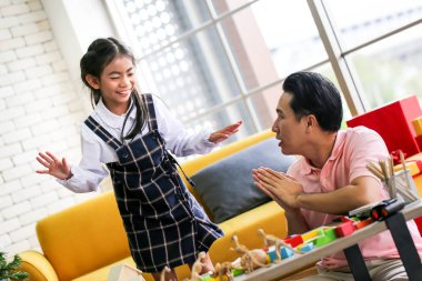 Anne-baba ve eğlenceli bir oyun eğitici oyuncaklar, Aile kavramı olan küçük çocuğun.