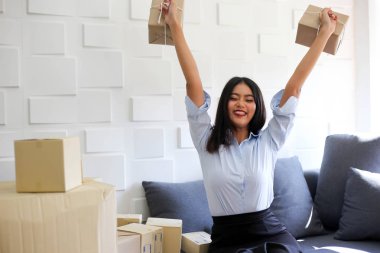 Genç Asyalı kız freelancer başlangıç adresi işyerinde karton kutu üzerinde yazma, alışveriş online küçük iş girişimci KOBİ veya serbest nakliye küçük işletme sahibi kadar olduğunu