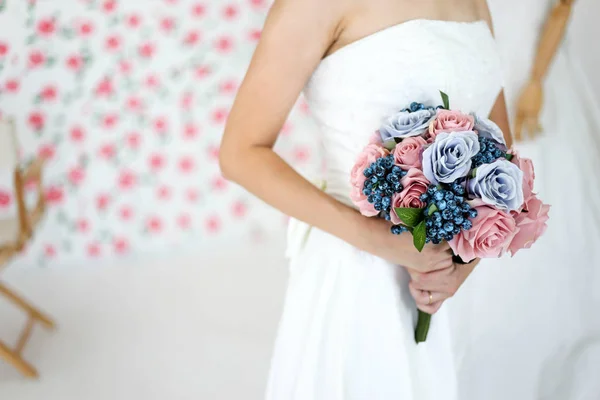 Noiva Vestido Segurando Buquê Casamento Flores Vegetação Conceito Casamento Feliz — Fotografia de Stock