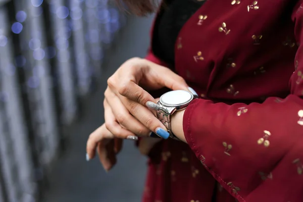 Mooie Vrouw Kijken Haar Horloge — Stockfoto