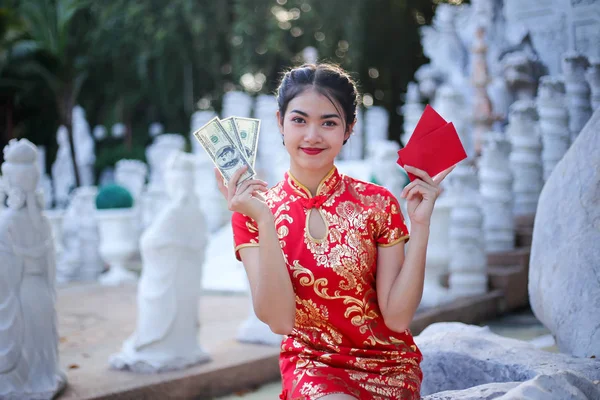 Retrato Uma Bela Mulher Asiática Segurar Com Dinheiro Sorte Bolso — Fotografia de Stock