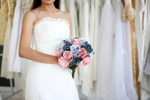 Невеста Платье Проведение Свадебный Букет Цветов Зелени Счастливая Концепция Свадьбы — стоковое фото