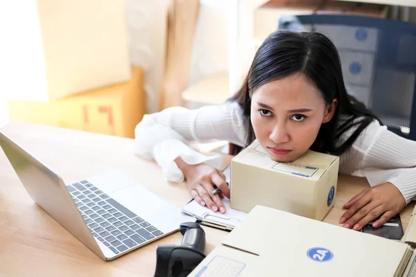 Genç Asyalı Kızın Mutsuz Freelancer Başlangıç Adresi Işyerinde Karton Kutu — Stok fotoğraf