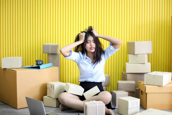 Genç Asyalı kızın mutsuz freelancer başlangıç adresi işyerinde karton kutu üzerinde yazma, alışveriş online küçük iş girişimci KOBİ veya serbest nakliye küçük işletme sahibi kadar yoruldu
