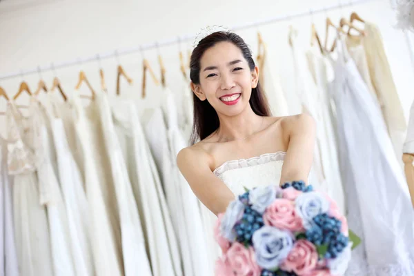 ウェディング ブーケの花と緑 幸せな結婚式の概念を保持しているドレスの花嫁 — ストック写真