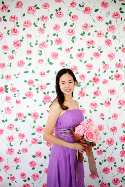 Наречена Сукні Тримає Весільний Букет Квітів Зелені Щаслива Концепція Весілля — стокове фото