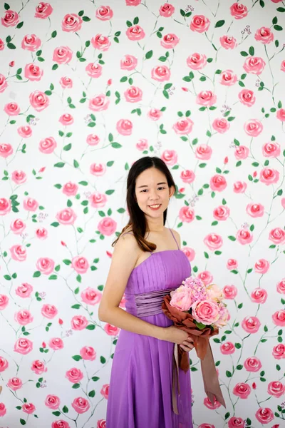 Noiva Vestido Segurando Buquê Casamento Flores Vegetação Conceito Casamento Feliz — Fotografia de Stock