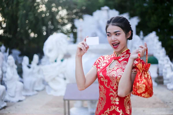 Retrato Uma Bela Mulher Asiática Segurar Com Dinheiro Sorte Bolso — Fotografia de Stock