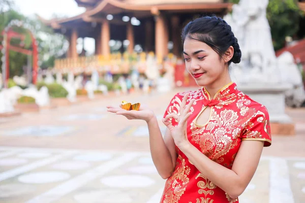 Porträt Einer Schönen Asiatischen Frau Mit Glücksgeld Und Roter Tasche — Stockfoto