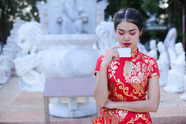 Porträt Einer Schönen Asiatischen Frau Mit Glücksgeld Und Roter Tasche — Stockfoto
