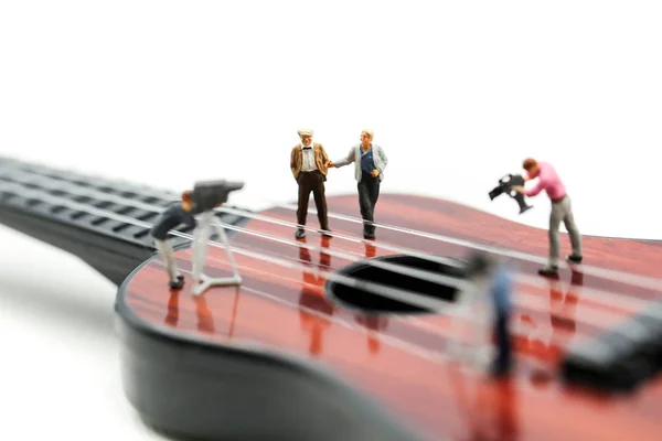 Minyatür insanlar: yönetmen, personel ve video şarkıcı gitar, üretim müzik konsepti ile dizi oyuncuları.