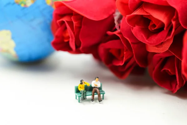 Personas Miniatura Pareja Amor Con Rosa Roja Amante Concepto San —  Fotos de Stock