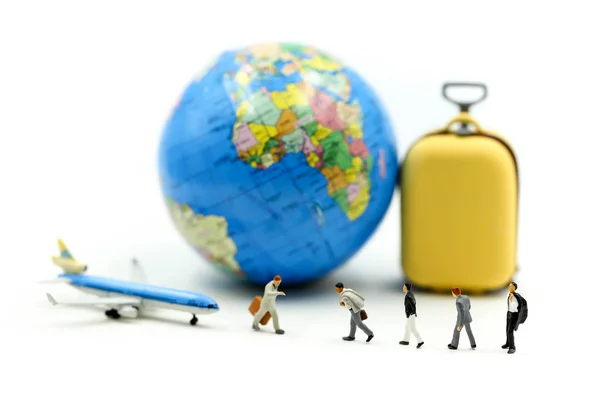 Personas Miniatura Empresario Caminando Con Maleta Mini Mapa Del Mundo — Foto de Stock