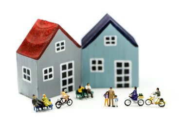 Minyatür insanlar: aile ev, mutlu aile günü kavramı ile arkadaş grubu binmek bisiklet.