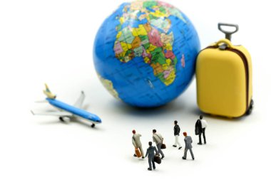 Minyatür insanlar: işadamı bavulla yürüyüş, mini DünyaHarita ve uçak, seyahat kavramı.