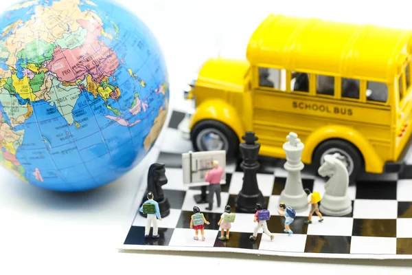 Miniatyr Personer Studerande Och Barn Med Schack Utbildning Konkurrens Koncept — Stockfoto
