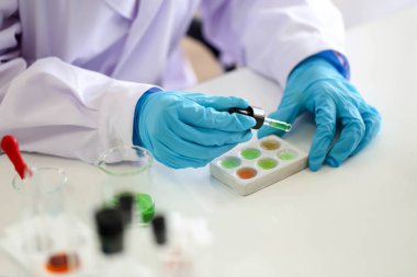 Kimyasal tüp geliştirme ve eczane laboratuvar, Biyokimya ve araştırma teknoloji kavramı.